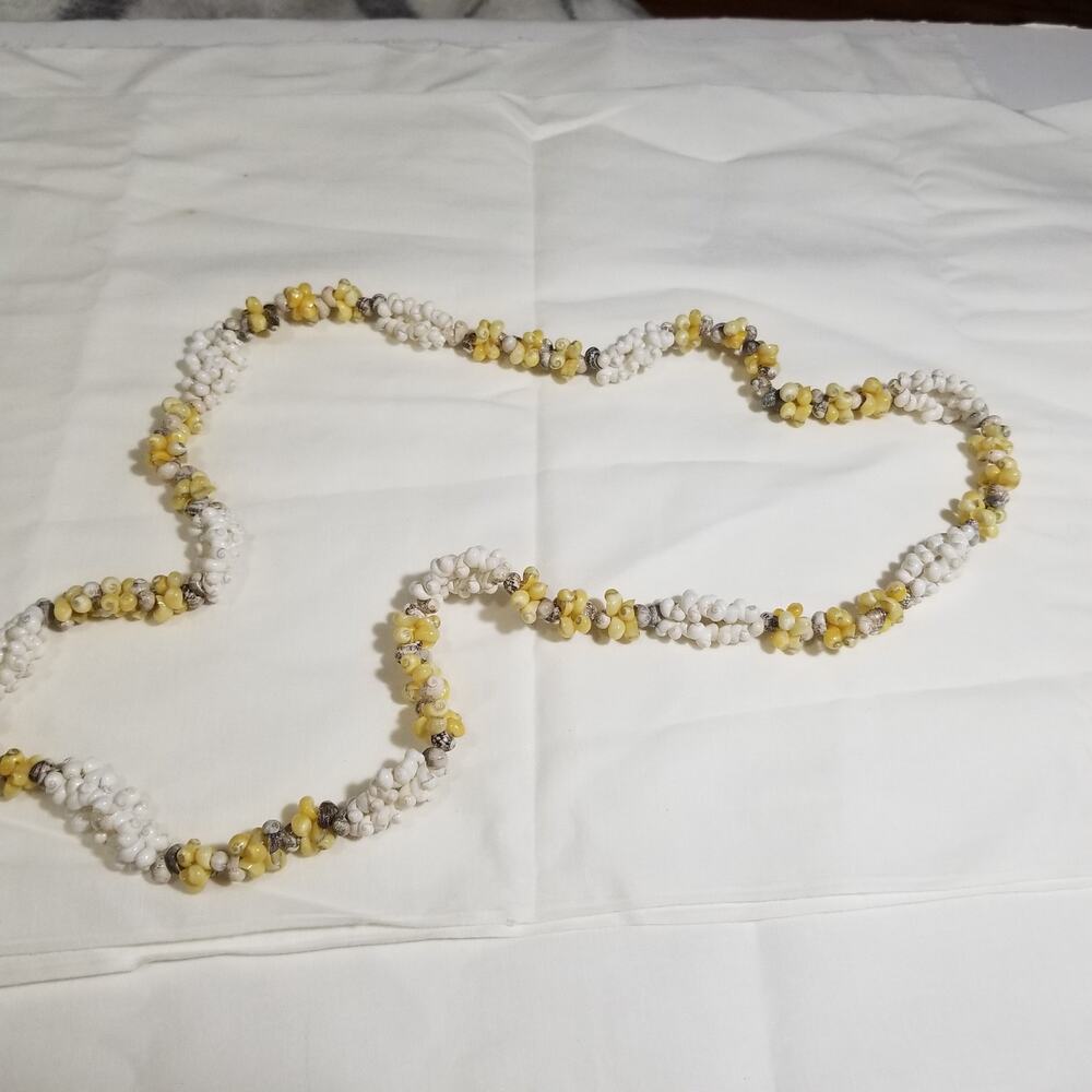 Mongo shell necklace /lei